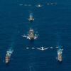Conjunto de portaviones y aviones en el océano. Controles multilaterales de las exportaciones