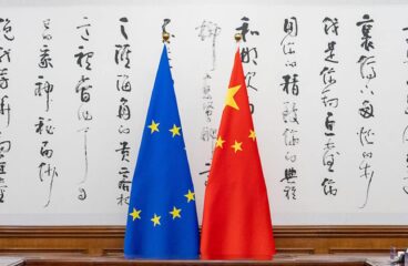 Banderas de China y la Unión Europea. De-risking China