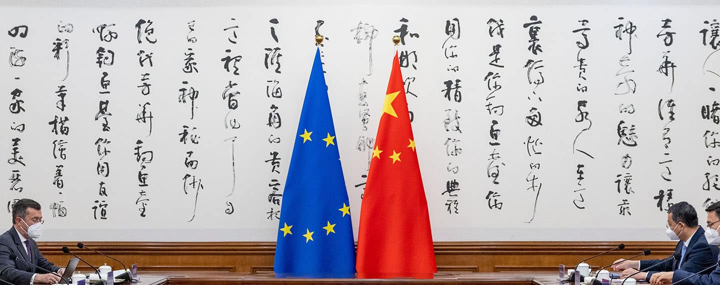 Banderas de China y la Unión Europea. De-risking China