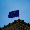 Bandera la Unión Europea en Berlín, Alemania. Competitividad de la UE