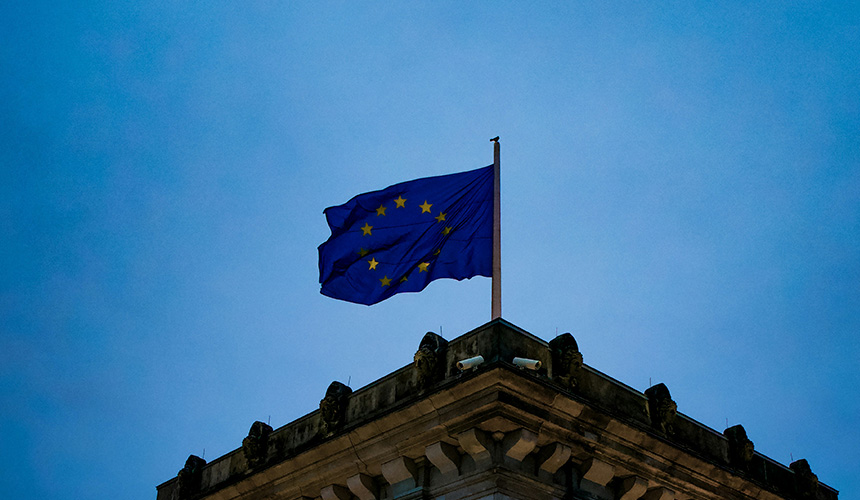 Bandera la Unión Europea en Berlín, Alemania. Competitividad de la UE