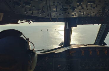 Vista diurna desde la cabina de un avión de 4 barcos de la Armada española en una demostración de la Fuerza naval de la Unión Europea Operación Atalanta, con mar en calma y cielo parcialmente nublado