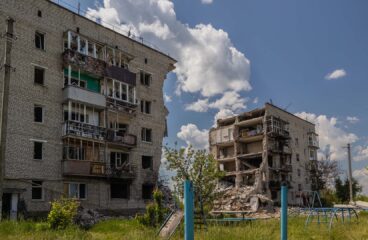 Bloque residencial partido por la mitad debido a los bombardeos en Kyiv. Al frente, lo que era un jardín con un parque infantil. Guerra en Ucrania