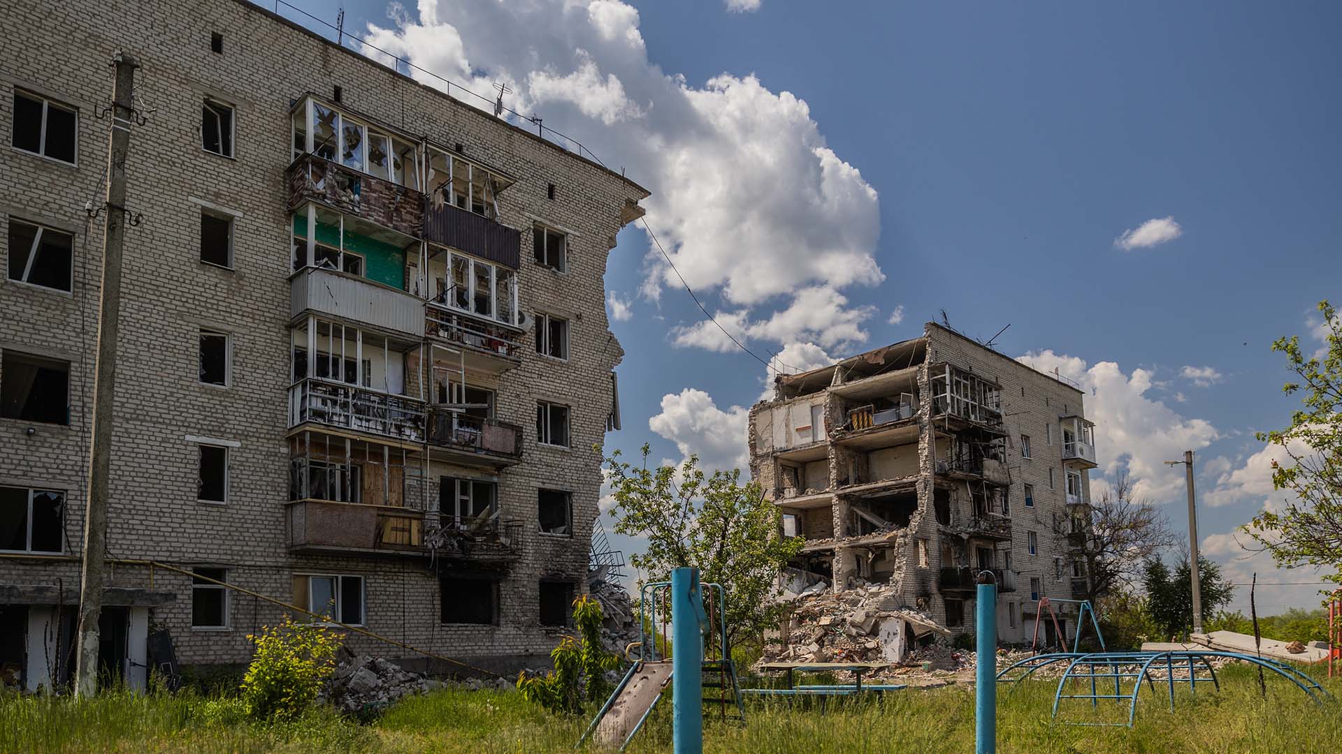 Bloque residencial partido por la mitad debido a los bombardeos en Kyiv. Al frente, lo que era un jardín con un parque infantil. Guerra en Ucrania