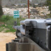 Frontera de Israel y Líbano. Foto tomada desde un carromato militar. En la carretera, unos carteles en verde con letras blancas (y la señal de stop) en hebreo que dicen “Prohibida la entrada, zona militar cerrada”, y en inglés “Alto, frontera adelante”