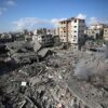 Ataque aéreo israelí en Gaza. Palestinos se reúnen en un lugar donde se produjeron ataques israelíes contra casas en el campo de Bureij, en el centro de la Franja de Gaza, el 18 de octubre de 2023. Foto de Majdi Fathi/NurPhoto vía Getty Images