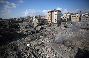 Ataque aéreo israelí en Gaza. Palestinos se reúnen en un lugar donde se produjeron ataques israelíes contra casas en el campo de Bureij, en el centro de la Franja de Gaza, el 18 de octubre de 2023. Foto de Majdi Fathi/NurPhoto vía Getty Images