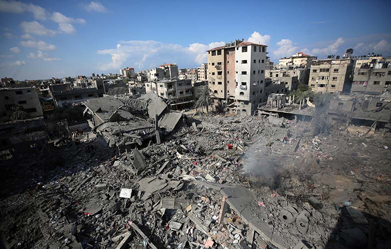 Ataque aéreo israelí en Gaza. Palestinos se reúnen en un lugar donde se produjeron ataques israelíes contra casas en el campo de Bureij, en el centro de la Franja de Gaza, el 18 de octubre de 2023. Foto de Majdi Fathi/NurPhoto vía Getty Images