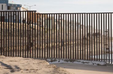 Valla fronteriza entre EEUU y México a lo largo del Océano Pacífico, justo al sur de San Diego. Inmigración