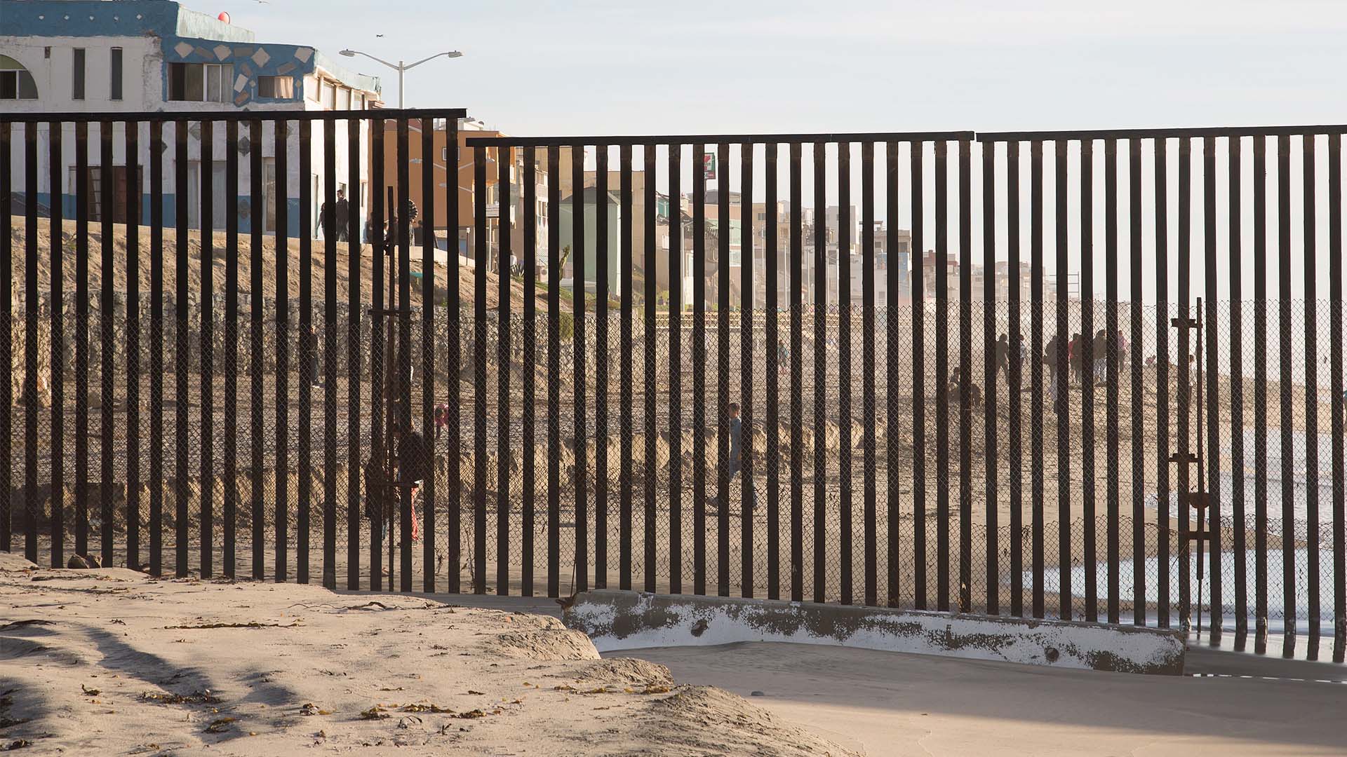 Valla fronteriza entre EEUU y México en el Océano Pacífico. Inmigración