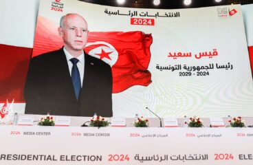 Pantalla gigante del anuncio de la Comisión Electoral tunecina de los resultados preliminares, con un retrato de Kais Saied y el texto en árabe que dice: “Kais Saied, presidente de Túnez 2024-2029”.