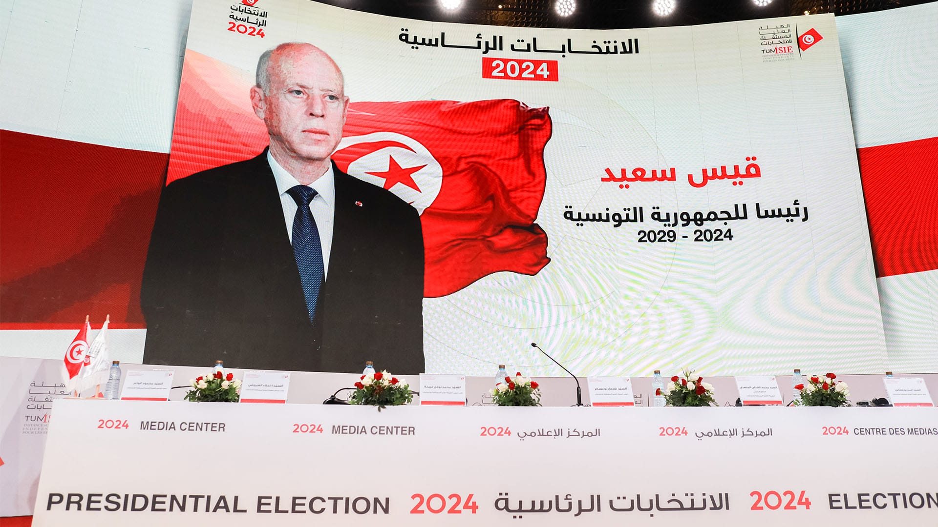 Pantalla gigante del anuncio de la Comisión Electoral tunecina de los resultados preliminares, con un retrato de Kais Saied y el texto en árabe que dice: “Kais Saied, presidente de Túnez 2024-2029”.