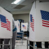 Los votantes de los distritos electorales 44, 58 y 59 de Des Moines (Iowa) emitiendo su voto tras las cabinas en el Callanan Middle School durante las elecciones presidenciales de 2020