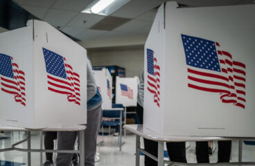 Los votantes de los distritos electorales 44, 58 y 59 de Des Moines (Iowa) emitiendo su voto tras las cabinas en el Callanan Middle School durante las elecciones presidenciales de 2020