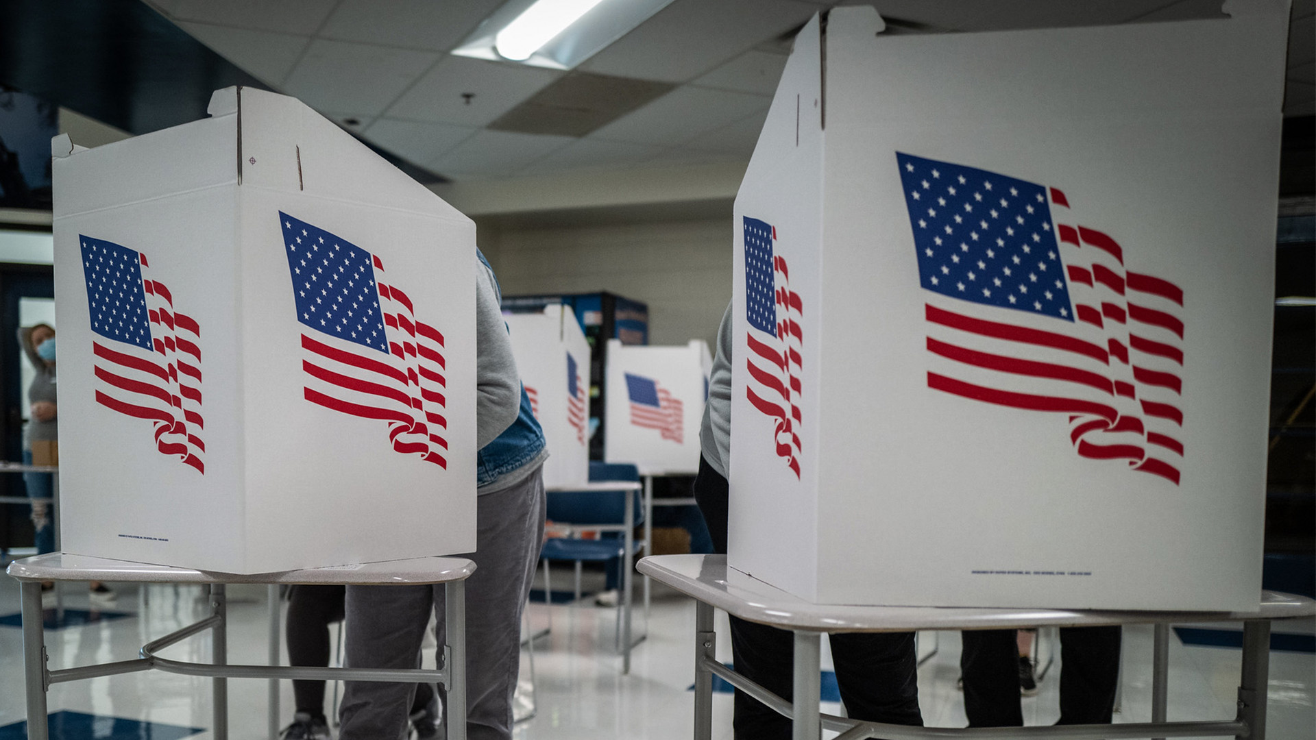 Los votantes de los distritos electorales 44, 58 y 59 de Des Moines (Iowa) emitiendo su voto tras las cabinas en el Callanan Middle School durante las elecciones presidenciales de 2020