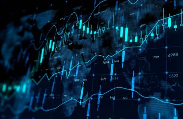 Gráfico digital financiero, con velas y líneas de tendencia en color turquesa y azul sobre un fondo oscurecido de un mapa mundial, representando el análisis de mercados globales