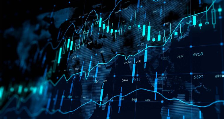 Gráfico digital financiero, con velas y líneas de tendencia en color turquesa y azul sobre un fondo oscurecido de un mapa mundial, representando el análisis de mercados globales