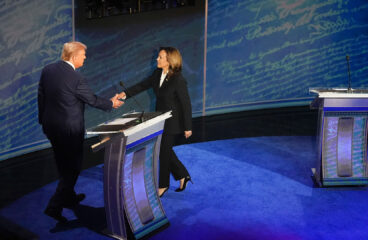 La vicepresidenta y candidata presidencial demócrata Kamala Harris y el expresidente y candidato presidencial republicano Donald Trump se dan la mano antes del segundo debate presidencial en el National Constitution Center de Filadelfia (Pensilvania), organizado por ABC News el martes 10 de septiembre de 2024