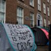 Solicitantes de asilo acampan ante la Oficina Internacional de Protección de Dublín (Irlanda). Foto: Artur Widak - Anadolu / Getty Images