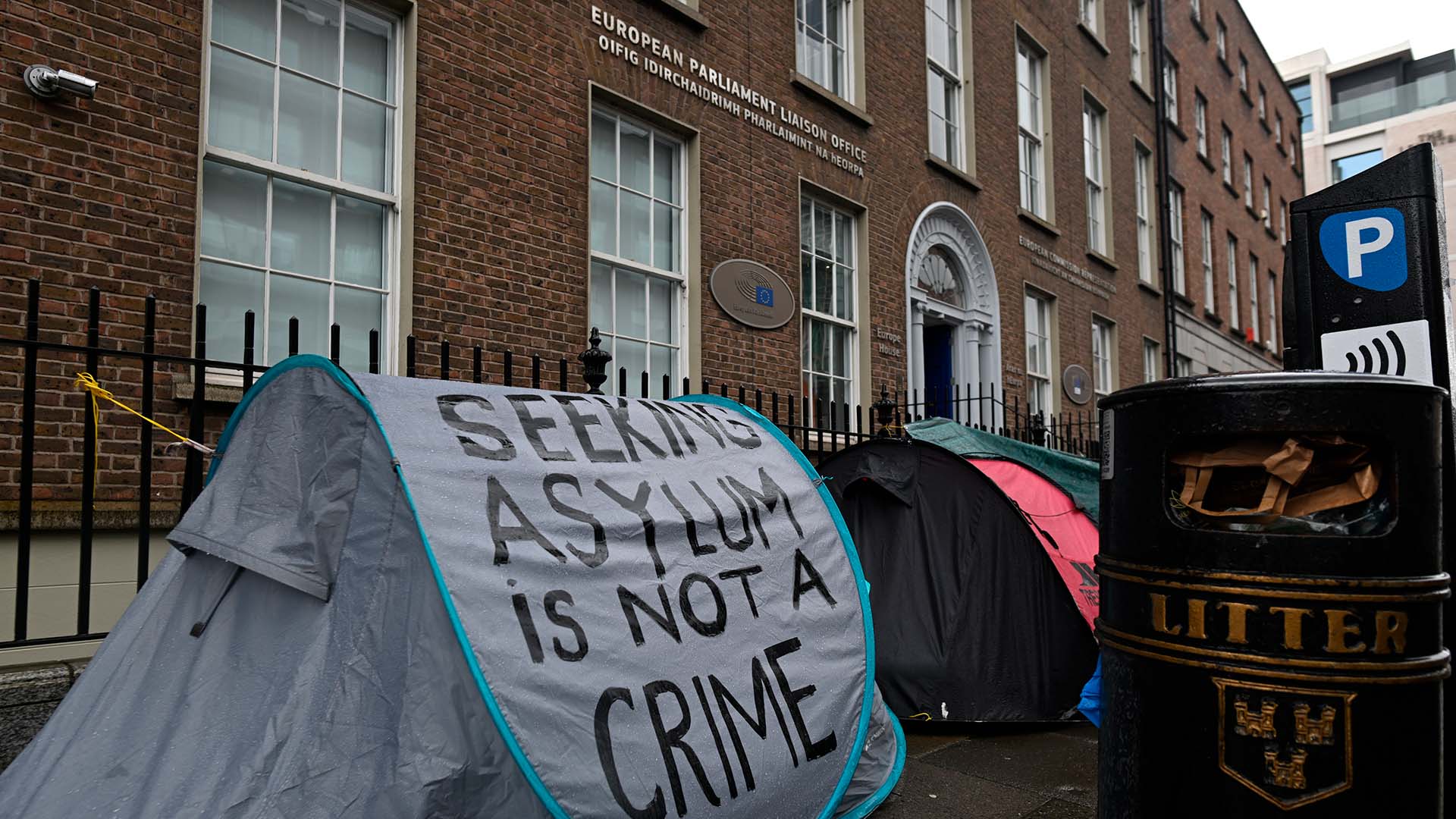 Solicitantes de asilo acampan ante la Oficina Internacional de Protección de Dublín (Irlanda). Foto: Artur Widak - Anadolu / Getty Images