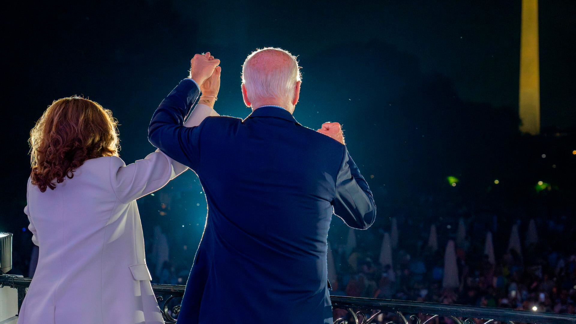 Primer plano de espaldas del presidente de Estados Unidos Joe Biden, con un traje azul marino, y la vicepresidenta Kamala Harris, con uno traje beige, en la celebración del 4 de julio en la Casa Blanca. Candidatura demócrata