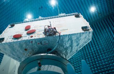 El orbitador BepiColombo de la European Space Agency inclinado durante pruebas de compatibilidad electromagnética en la cámara Maxwell, con paredes recubiertas de espuma anecoica para simular el espacio y evaluar su comunicación con la Tierra. tecnologías duales