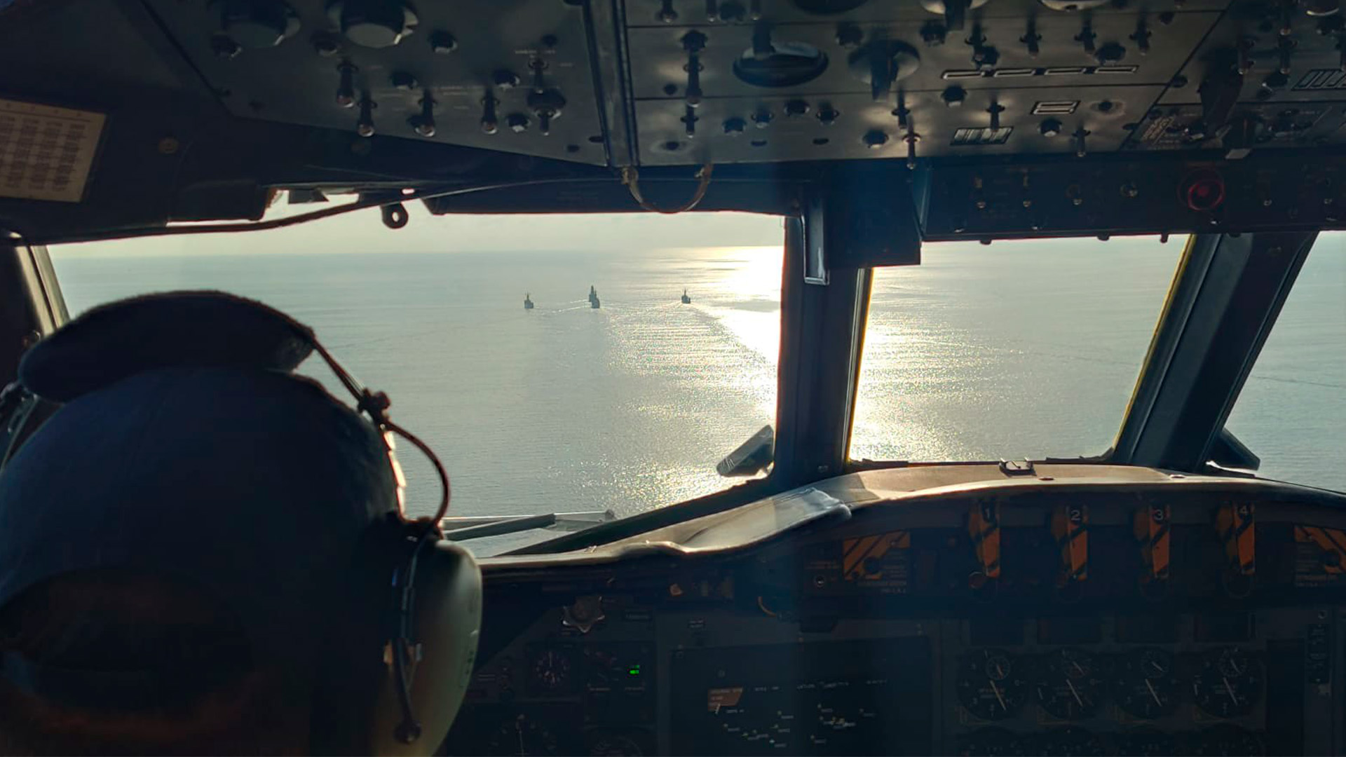 Vista diurna desde la cabina de un avión de 4 barcos de la Armada española en una demostración de la Fuerza naval de la Unión Europea Operación Atalanta, con mar en calma y cielo parcialmente nublado. Europa