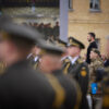 Acto del Día de los Defensores de Ucrania, el 1 de octubre de 2024. En primer plano difuminado, soldados y oficiales ucranianos están formados durante el evento. De fondo, el presidente de Ucrania, Volodímir Zelenski, participando en la ceremonia de homenaje. Ucrania ante sus límites