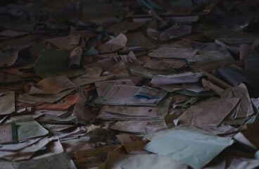 Vista de destrozos de una oficina de documentos de identificación nacional, con papeles esparcidos por el suelo, en Shingal (Sinyar) (Irak), durante la guerra contra Estado Islámico en abril de 2019