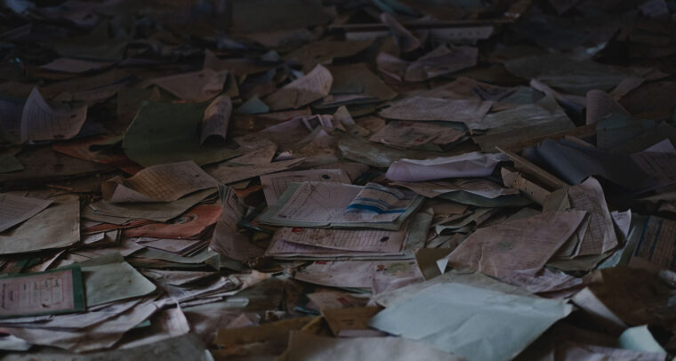 Vista de destrozos de una oficina de documentos de identificación nacional, con papeles esparcidos por el suelo, en Shingal (Sinyar) (Irak), durante la guerra contra Estado Islámico en abril de 2019