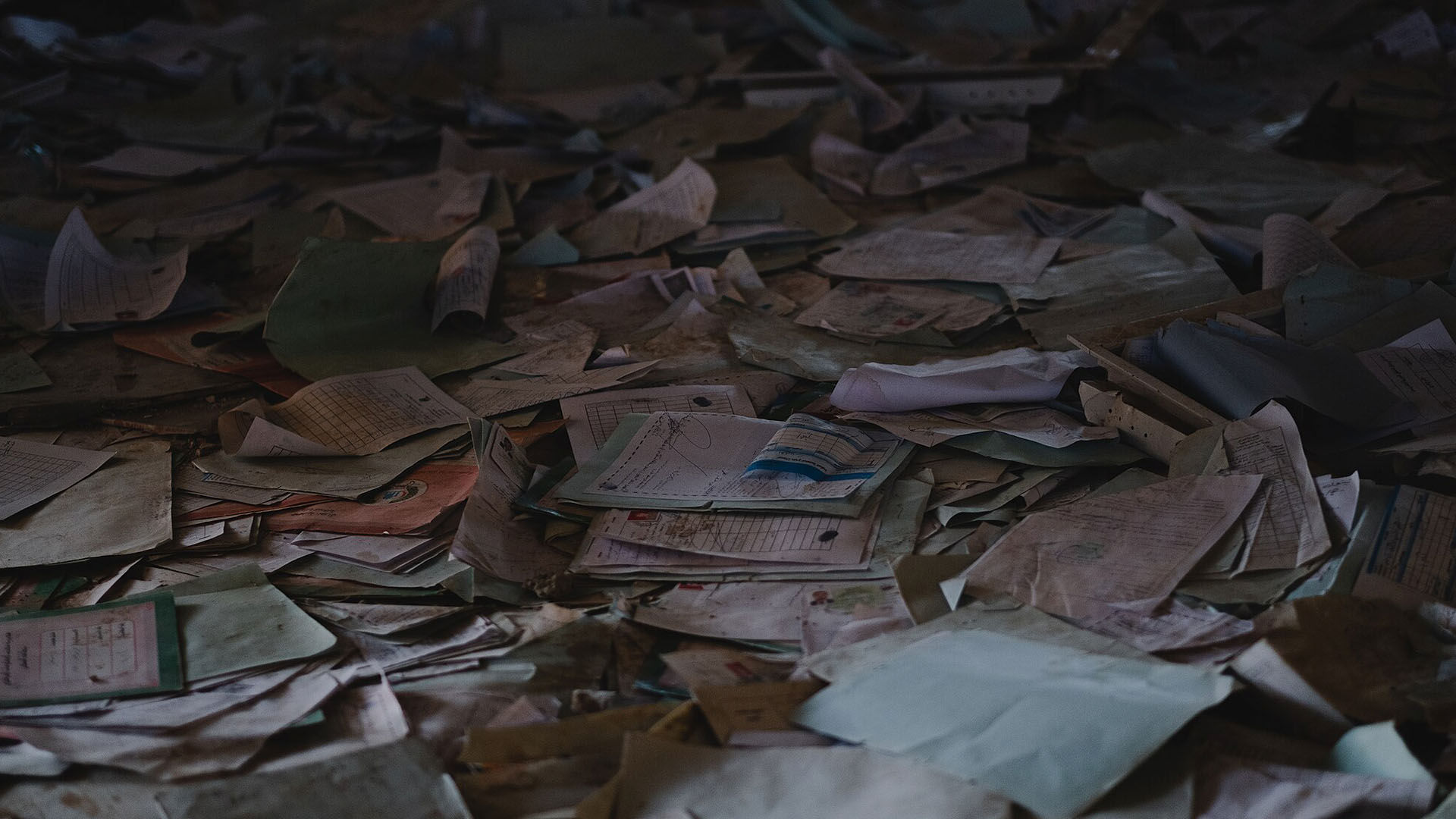 Vista de destrozos de una oficina de documentos de identificación nacional, con papeles esparcidos por el suelo, en Shingal (Sinyar) (Irak), durante la guerra contra Estado Islámico en abril de 2019