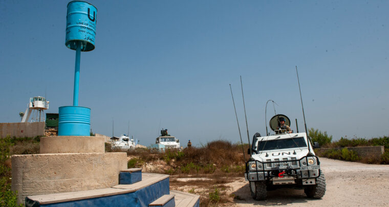 El Pilar Azul posicionado a lo largo de la “Línea Azul”, la línea de demarcación que separa el Líbano de Israel y los Altos del Golán, donde operan soldados italianos de la Fuerza Provisional de las Naciones Unidas en el Líbano (FPNUL). Al frente un carro de combate con un soldado arriba y al fondo algunos vehículos de la ONU frente a la base italiana ONU 1-31 en Naquoura, Líbano. Imagen tomada el 17 de junio de 2012