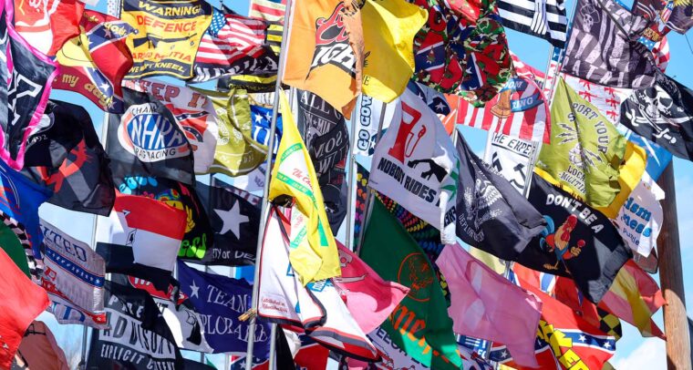 Conjunto de banderas de organizaciones conservadoras y de extrema derecha, en diferentes tamaños y formas, con motivo de la caravana “Take Our Border Back” (Recuperemos nuestras fronteras) en Texas, cerca de la frontera entre EEUU y México, el 3 de febrero de 2024