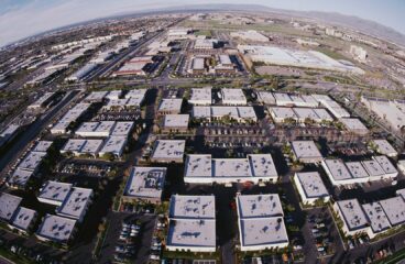 Vista área diurna de edificios de oficinas de empresas tecnológicas en Silicon Valley, California, rodeados de naturaleza y cielo despejado. elecciones de Estados Unidos