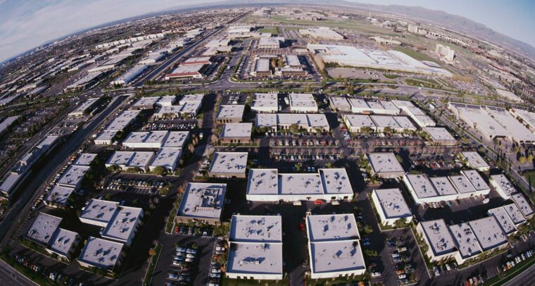 Vista área diurna de edificios de oficinas de empresas tecnológicas en Silicon Valley, California, rodeados de naturaleza y cielo despejado. elecciones de Estados Unidos