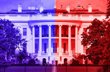 Foto de la fachada sur de la Casa Blanca en Washington D.C. (EEUU) con un efecto de filtro de color azul en la mitad izquierda y color rojo en la mitad derecha. Foto: Doulgas Raising / Getty Images