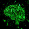 Visualización digital de un cerebro con luces verdes formadas por números binarios flotantes en un fondo oscuro. La imagen representa la inteligencia artificial y el procesamiento de datos. Inteligencia artificial