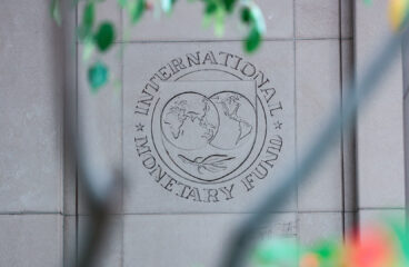 Primer plano del logotipo del Fondo Monetario Internacional (FMI) grabado en la fachada de su edificio central en Washington (Estados Unidos). Plan de estabilización