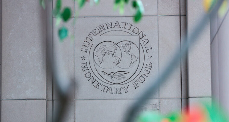 Primer plano del logotipo del Fondo Monetario Internacional (FMI) grabado en la fachada de su edificio central en Washington (Estados Unidos). Plan de estabilización