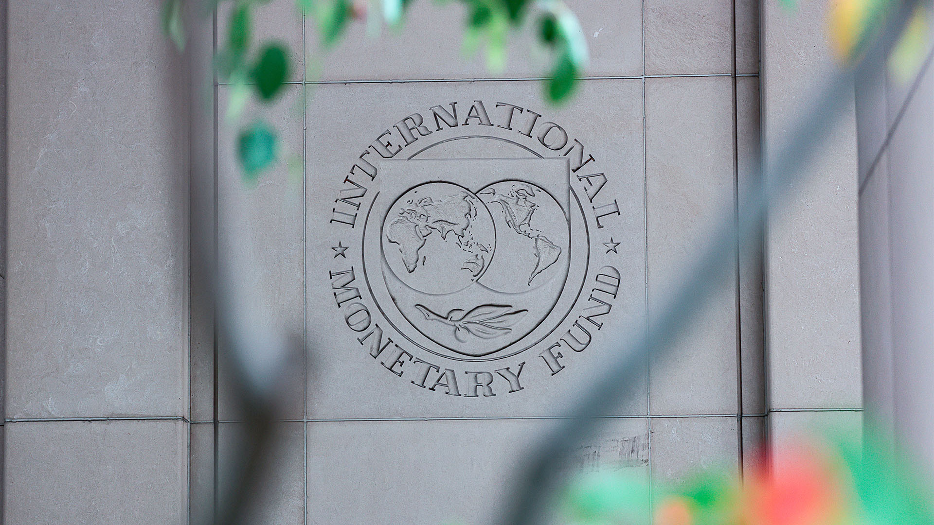 Primer plano del logotipo del Fondo Monetario Internacional (FMI) grabado en la fachada de su edificio central en Washington (Estados Unidos). Plan de estabilización