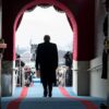 Imagen de espaldas de Donald Trump, con un traje azul marino, caminando hacia su asiento para la ceremonia de investidura en el Capitolio de Estados Unidos en Washington, el viernes 20 de enero de 2017. Orden mundial