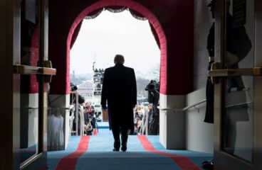 Imagen de espaldas de Donald Trump, con un traje azul marino, caminando hacia su asiento para la ceremonia de investidura en el Capitolio de Estados Unidos en Washington, el viernes 20 de enero de 2017. Orden mundial