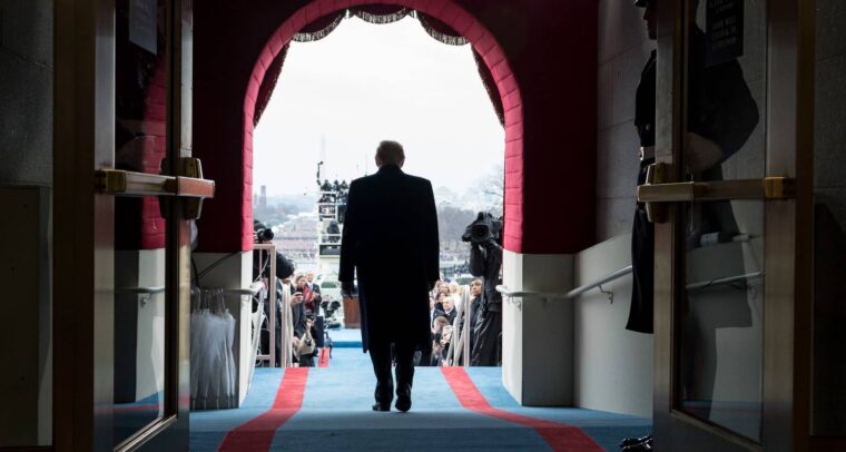 Imagen de espaldas de Donald Trump, con un traje azul marino, caminando hacia su asiento para la ceremonia de investidura en el Capitolio de Estados Unidos en Washington, el viernes 20 de enero de 2017. Orden mundial