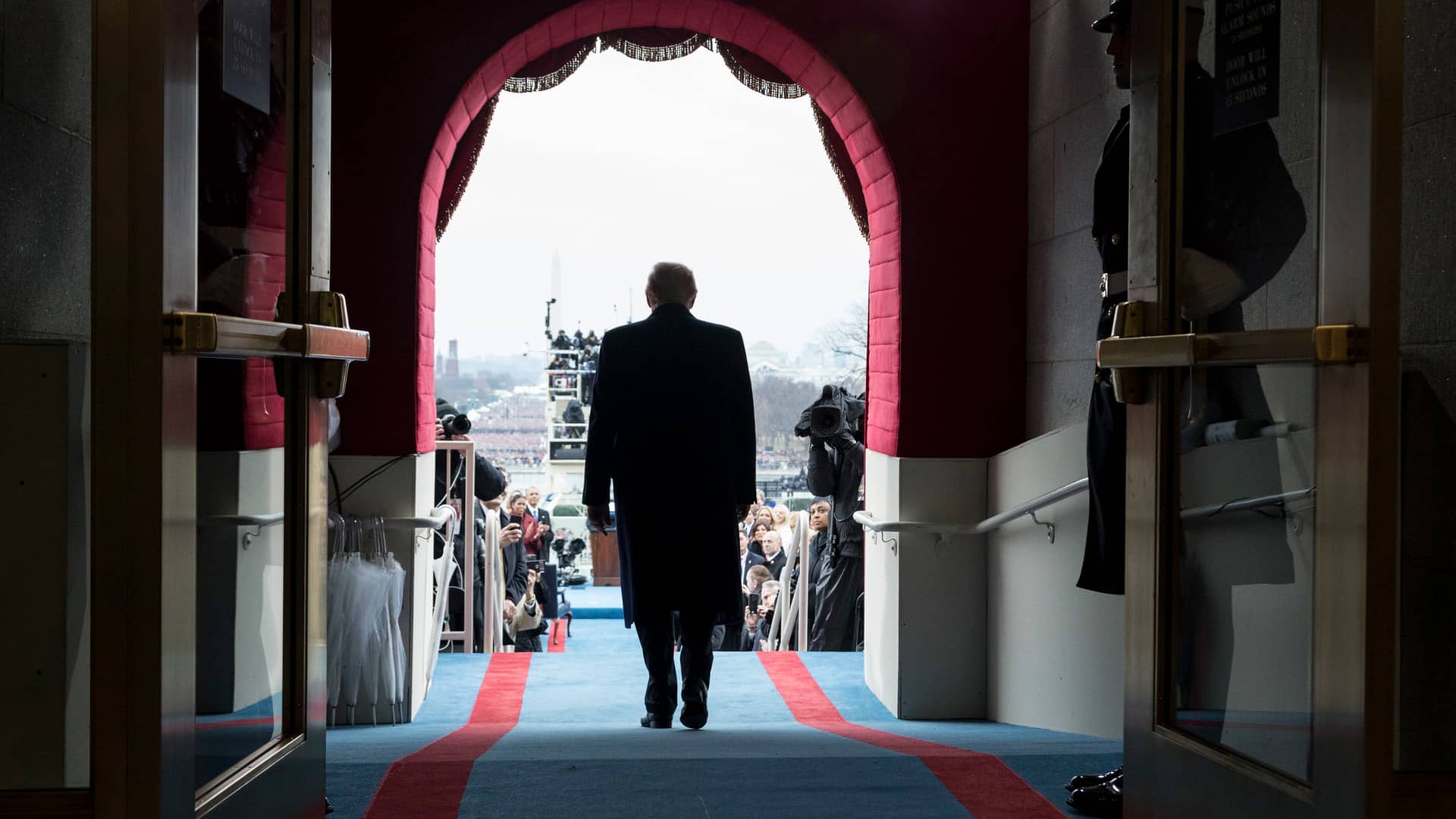 Imagen de espaldas de Donald Trump, con un traje azul marino, caminando hacia su asiento para la ceremonia de investidura en el Capitolio de Estados Unidos en Washington, el viernes 20 de enero de 2017. Orden mundial