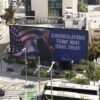 Valla publicitaria en Tel Aviv (Israel) muestra el mensaje de felicitación ’Congratulations! Trump, make Israel great!’ (‘’¡Felicidades! Trump, ¡haz grande a Israel!’’) dirigido a Donald Trump, mientras vehículos transitan por la calle en una escena urbana dinámica. Oriente Medio