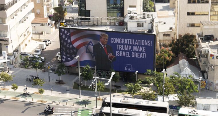 Valla publicitaria en Tel Aviv (Israel) muestra el mensaje de felicitación ’Congratulations! Trump, make Israel great!’ (‘’¡Felicidades! Trump, ¡haz grande a Israel!’’) dirigido a Donald Trump, mientras vehículos transitan por la calle en una escena urbana dinámica. Oriente Medio