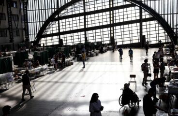 Varias personas llegan a un colegio electoral para depositar su voto durante las elecciones municipales de 2024 en Santiago de Chile (Chile), el 27 de octubre de 2024. Chile