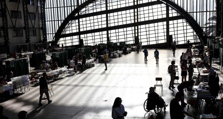 Varias personas llegan a un colegio electoral para depositar su voto durante las elecciones municipales de 2024 en Santiago de Chile (Chile), el 27 de octubre de 2024. Chile