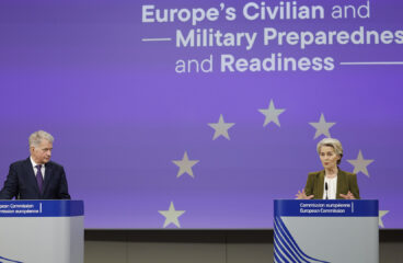 El expresidente de Finlandia, Sauli Niinistö, a la izquierda, y la presidenta de la Comisión Europea, Ursula von der Leyen, a la derecha en la rueda de prensa de presentación del Informe Niinistö. Ambos se encuentra de pie en podios frente a un fondo azul con estrellas amarillas que representan la bandera de la UE y el texto en inglés 'Strengthening Europe’s Civilian and Military Preparedness and Readiness', ‘’Refuerzo de la preparación civil y militar de Europa’’, en español. Niinistö