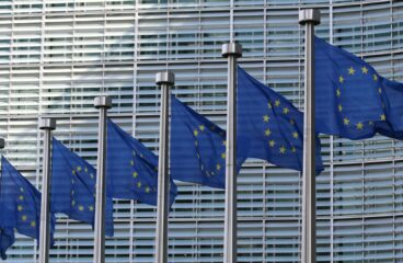 Siete banderas de la Unión Europea, con fondo azul y estrellas amarillas, ondeando frente a la sede de la Comisión Europea en Bruselas (Bélgica) durante el día. Oriente Medio